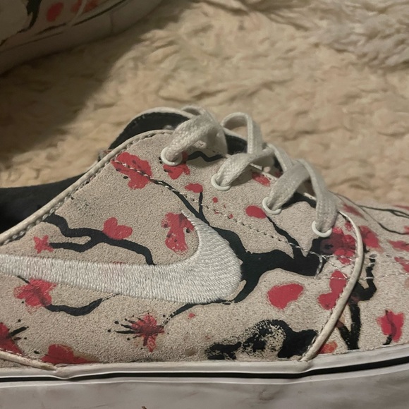 One of a kind Nike athletic shoes mens size 9 - Picture 3 of 7